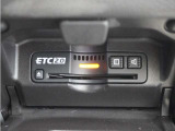 ◆ETC2.0◆進化したドライブ体験。料金収受システムだけだったETCが生まれ変わって、高速道路を賢く使うETC2.0に進化しました。多彩な情報サービスが便利で快適なドライブ体験を提供します。