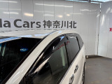 ドアバイザーを装備!雨の日でも窓を少し開けて車内の換気がしやすく、空気を入れ替えたい時に便利です。雨の吹き込みを抑えてくれるため、天候を問わず日常使いで活躍する実用的な装備です。