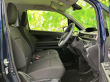 前席は視界が広く、運転席から前方や周囲を確認しやすい配置です。シートは落ち着いた色合いで、足元にもゆとりを感じられ、毎日の移動を快適に過ごせます。