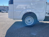 タイヤのサイズは、145/80R12です。
