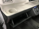 グローブボックスなどの多彩で便利な収納が設けられています。