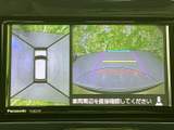 後方映像に加えて車両周辺を上から見た表示も確認でき、駐車時の周囲確認をサポートします。画面上のガイド表示を目安にでき、車庫入れや切り返しの際にも便利です。