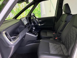 前席からはフロントまわりを見渡しやすく、視界に配慮された運転席空間。シートには立体的な柄があしらわれ、落ち着いた色調とともに快適な移動を支えます。