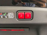 フットトランクオープナーを備え、両手が荷物でふさがった場面でもトランクリッドの開閉を支援します。
