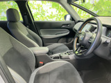 前席は窓から光が入り、運転席から助手席まで見通しのよい空間です。座面と背もたれにはゆったり腰を預けられ、肘掛けやドリンクホルダーも近く、普段使いの乗り降りも快適です。