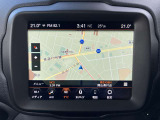 タッチスクリーンをタップするかスワイプするだけですべての機能を呼び出せます。Apple CarPlayおよびAndroid Autoに対応しスマートフォンとのシームレスな 連携も実現。さらに、USBポートを標準装備しています。