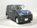 【右前斜め】視界が広く車両感覚が掴みやすい運転席です。フロントガラスが大きく見晴らしが良いので、ゆとりを持って運転に集中できます。