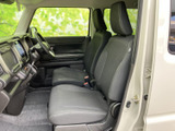 前席はゆったり座れる形状で、運転席側からは前方や側方の視界を確保しやすい印象です。落ち着いた色調のシートと広めの足元が、通勤から日々のお出かけまで快適な移動を支えます。