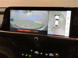 【パノラミックビューモニター】映像で、見づらい車両周辺の確認をアシスト。クルマを真上から見ているような映像を表示。 運転席から確認しにくい車両周囲の状況を把握。