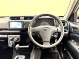 シンプルな運転席周りです。インパネ周りの各操作スイッチ類も使いやすいよう配置されています!