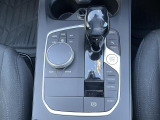 【シフトノブ】BMWの高性能オートマチックは、ATセレクトレバーを左側に倒すことで、通常の「D」から「S」(スポーツ)または「M」(マニュアル)へと切り替えが可能です。