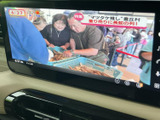 テレビ番組を停車中に楽しめる画面を備えています。見やすい大きさで番組の映像や情報を確認でき、休憩時間など車内で過ごすひとときにも活用できます。