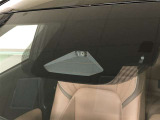 《Toyota Safety Sense》ミリ波レーダーと単眼カメラを併用した「2種類の目」でクルマや歩行者などを認識。個々の安全技術やシステムを連携させ、様々なシーンでドライバーをサポートします!