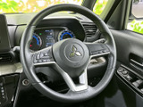手元に複数のスイッチを備え、運転姿勢を保ったまま必要な操作へアクセスしやすい仕様です。メーターの視認性も確保され、日々の運転をスムーズにサポートします。