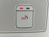 SOSコール、天井にあるスイッチを押すかエアバッグ展開時に専門のオペレーターにつながり、警察や消防への連携をサポートします。