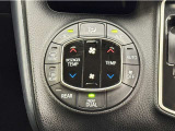 デュアルオートエアコン付きです。運転席・助手席でそれぞれ吹き出す風の温度や風量など自動調整してくれます。