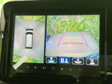 後方の映像に加えて車両周辺の状況も画面で確認でき、駐車時の位置合わせをサポートします。ガイド線も表示されるため、車庫入れや狭い場所での切り返しに役立つ装備です。