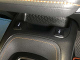 運転席・助手席にはシートヒーターが設置されています。寒い冬はもちろん、夏の冷房中に冷えやすい下肢を温めてくれます。HI-LOの切り替えも可能です。