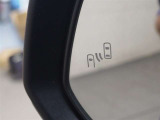 隣車線を走る車両をレーダーで検知し、ドアミラーでは確認しにくい後側方エリアに存在する車両に加え、急接近してくる車両も検知します。車両を検知するとドアミラーに搭載されたLEDインジケーターが点灯します。