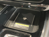 ワイヤレス充電器です!置くだけ充電が可能です♪対応したスマートフォンであれば、基本的に充電は可能です!