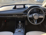 運転席まわりはメーターや画面が視線の先にまとまり、前方を見ながら確認しやすい配置です。明るい色のシートが車内に開放感を添え、日々の移動も心地よく過ごせます。