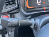 ハンドル脇に備わり、運転中でも手元で操作を確認しやすい配置です。ワイパーに関する表示がレバー上に記されており、雨天時など視界の確保が必要な場面でも扱いやすく便利です。