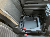 助手席シート下にはバッケットタイプの小物入れがあります。シューズや洗車道具など収納できます。
