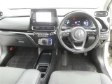 運転席からの視界はこんな感じです☆お気軽にご来店いただき、実際に座って是非お確かめください。ドライバーに寄り添う快適な操作フィールをもたらすステアリングです。
