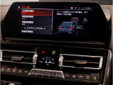 【衝突被害軽減ブレーキ】3段階で作動。1注意喚起マークが表示(視覚)。2警告音により注意喚起(聴覚)。3車両が自動でブレーキ介入。3段階により、過度な介入を控え、もしもの時には事故を軽減してくれます。