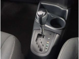 夜間走行でも安心のLEDへッッドライト搭載車です。とても明るく白い光で照らします。この装備も人気のアイテムですね