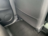 助手席のシートバックにはポケットがございます。小物を収納できますので大変便利です。