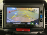 リバースギアに入れるだけで後方の表示へ切り替わります。夜間や雨の日の駐車も楽になりますよ。