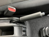 手元にまとまったスイッチ類と収納スペースが、日々の乗り降りや車内での小物の扱いをサポート。操作部の位置関係も見渡しやすく、使いたいときに確認しやすい配置です。