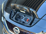 フロントエンドに充電ポートを備えています。(運転席側:急速充電用、助手席側:普通充電用)