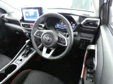 【運転席まわり】・・・ハンドルやシートなども隅々までクリーニング済み。キレイな車内でドライブがより一層快適にお楽しみいただけると思います。