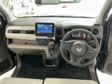 【前方視界】開放的な前方視界!運転がしやすく疲れにくいです♪窓が大きく、見通しがとっても良いおクルマですよ♪