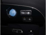 お車のキーはスマートキーです。キーを身につけた状態で車に近づき、ドアロックの解錠や施錠操作が出来ます。雨の日など両手がふさがっている時など、とっても便利ですね。