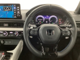 【ハンドル】運転にかかわる様々な操作を安全に行えるように視点移動が少なく操作性に配慮されたスイッチ類が凝縮されたコックピットです。