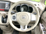 インテリアに合わせたデザインのステアリングは、運転される方のことも考え、運転しやすい形状、大きさです。是非一度、実際に触ってお確かめください。