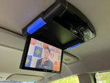 天井に備わるモニターで、後席からも映像を楽しめる車内空間です。長時間のお出かけや休憩中のひとときに活用でき、同乗される方との移動時間をより快適に過ごせます。