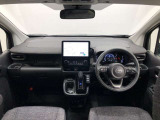 シンプルながら機能性あふれる運転席廻りです。視界性もよく、運転しやすいですよ。