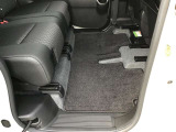 後部座席の様子です、足元も広くなってます。