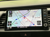 地図を大きく表示する画面に加え、周辺道路や現在地を確認できるナビ画面を備えています。画面脇にはメニューやオーディオのボタンが並び、目的に応じて機能を選びやすい構成です。