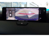 360&deg;ビューモニターでは、両サイドとフロント、バックカメラの合成で、あたかも上空から見下ろした様に周囲を確認して頂けます。駐車場だけでなく、T字路等でも活躍のアイテムです!
