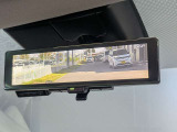 インテリジェントルームミラー搭載で、車の後方に設置されたカメラ映像を映し出してシートバックやヘッドレスト、同乗者に視界が遮られることがなく視認性が非常に良いです