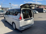 セレナはデュアルゲート付で狭いところでも荷物が出し入れ出来ます。