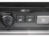 運転席と助手席には寒い日の肩や腰、冷えやすい下肢を温めてくれるシートヒーターが付いております!