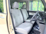 運転席まわりには十分なスペースがあり、大柄な方でもゆったり運転していただける環境です。