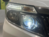 【LEDヘッドライト】悪天候や夜間走行時も良好な視界を確保し安心して運転できる高輝度LEDヘッドライトを装備!点灯速度が早く、消費電力も抑えられています。