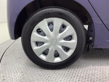 純正スチールホイールです。アルミホイールに比べ、強度があるのが頼もしい!車にぴったりなデザインのホイールカバー付です。